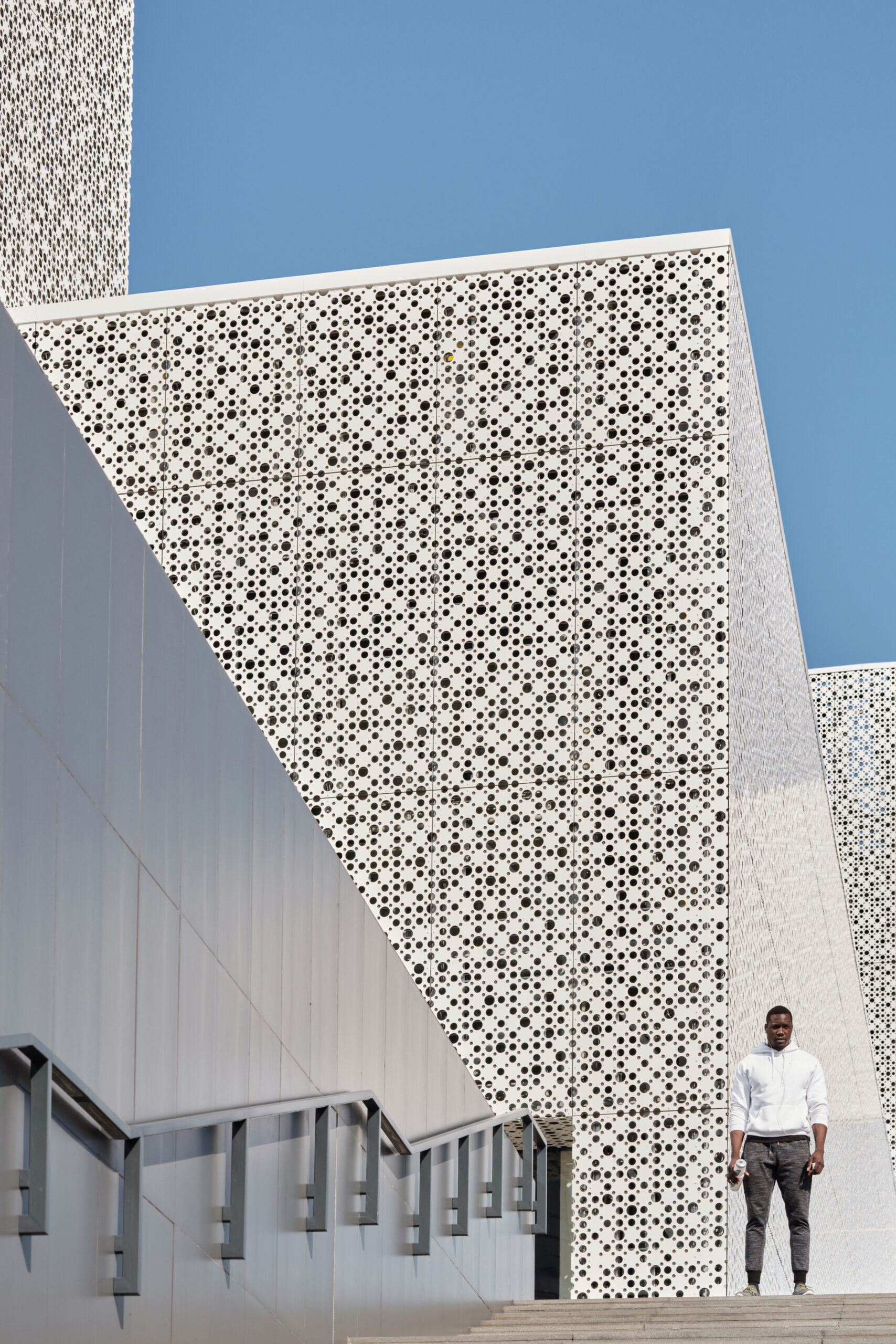 What are the benefits of ceramic cladding